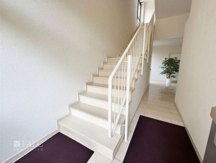 Stilvolle Maisonette-Wohnung mit zwei Balkonen und Kamin in begehrter Lage von Düsseldorf – Treppenhaus - (KI generiert)