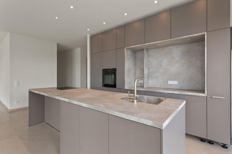 4-Zimmer-Wohnung mit hochwertiger Einbauküche und großem Balkon zu vermieten! – Küchenzeile 