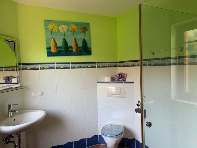 Provisionsfrei! Traumhaft schönes EFH mit separatem Büro-/Gästebereich - sofort frei! – Geräumiges Gäste-WC mit Dusche  im EG