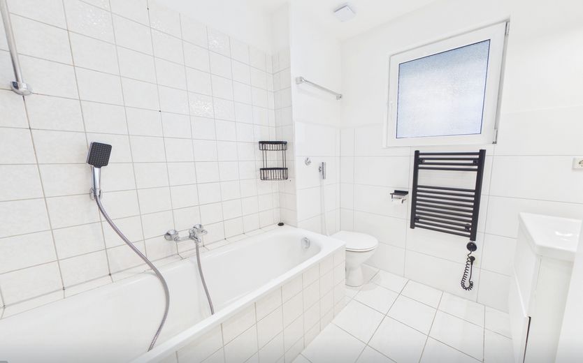 Fantástico apartamento de 3,5 habitaciones con balcón en Stuttgart-West, en una ubicación a media altura – Bad