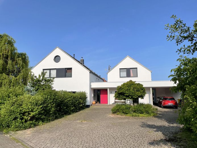 Front: Wohnhaus und ELW