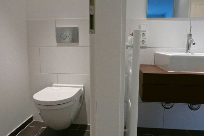 Wohnen im ehemaligen Stadtbad: Stilvolle 3-Zimmer-Wohnung mit Ruhrblick im Palais am Stadtkai – Bad - getrenntes WC