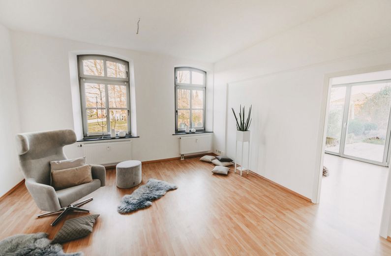Gemütliche und geräumige 5-Zimmer-Erdgeschosswohnung zwischen Lübeck und Hamburg – Wohnzimmer