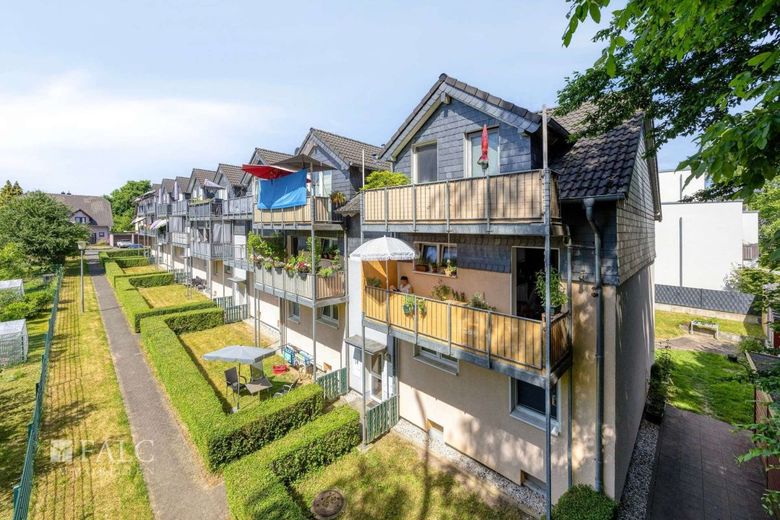Kapitalanlage mit Substanz, Rendite und Zukunftssicherheit in Bergisch Gladbach - Hand – Gartenanteil je WE _EG