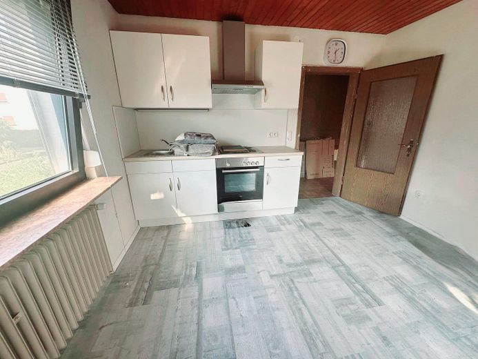 Wohnensemble aus zwei verbundenen Hausteilen – 244 m² Wohnfläche, Wintergarten & Sauna – Küche Vorderhaus Erdgeschoss