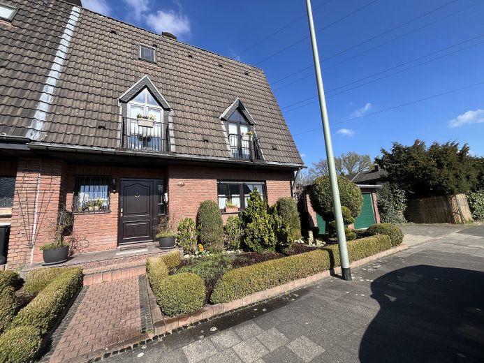 Einfamilienhaus Duisburg Rumeln mit Doppelgarage, Garten + Teich – Einfamilienhaus