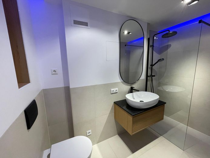 Renovierte 2-Zimmer-Wohnung mit modernem Bad, Balkon, Blick ins Grüne & Aufzug - provisionsfrei – Badezimmer