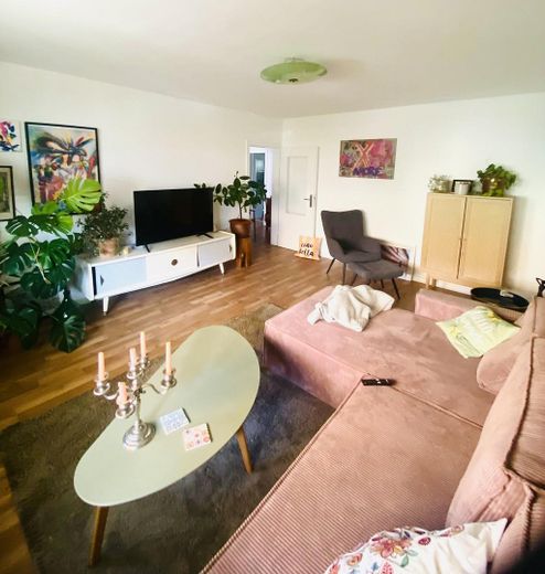 Agradable vivienda de 4 habitaciones con balcón en Hildesheim – Wohnzimmer Richtung Tür