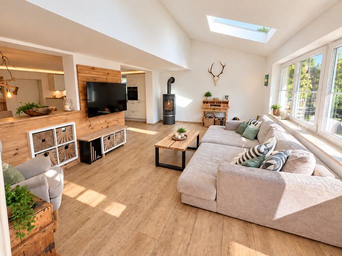 Affascinante casa unifamiliare con ampio giardino, piscina e sauna a Siegsdorf – Wohnzimmer