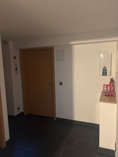 Te huur: woning op de begane grond, ongemeubileerd – Flur / Bad / WC UG