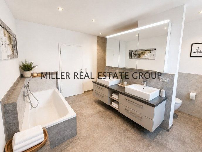 Exklusive Luxusvilla in 85095 Denkendorf - Einliegerwohnung, XXL-Garage, Südgarten &amp; unverbaubarer Weitblick! – Badezimmer