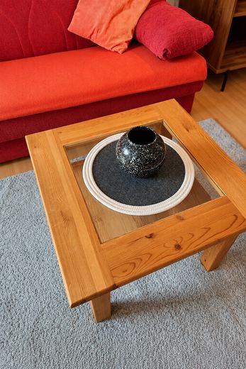 Möbliertes 1 Zimmer Wohnung mit Balkon, Stellplatz und Pauschalmiete – Couchtisch