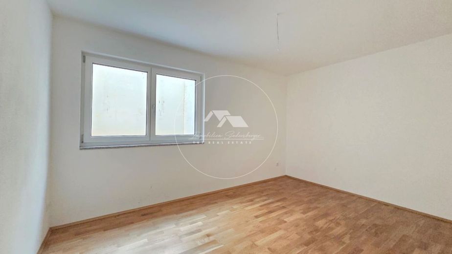 Erstbezug mit Wohlfühlfaktor - Moderne KfW-40-Wohnung im EG und UG  mit Stellplatz &amp; Gartenanteil – Mögliches Büro im Untergeschoss