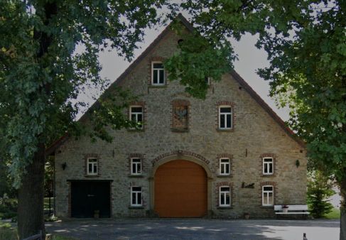 Складська площа 120–350 м² з ел. секційними воротами. Межа міста Оснабрюк/Георгсмарієнгютте – Gebäude mit el. Sektionaltor