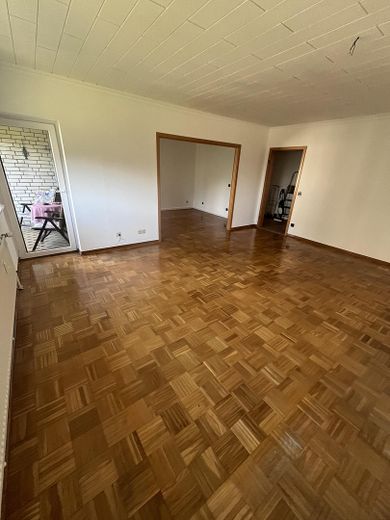 Frisch renovierte 75 m²-Wohnung mit Balkon, Aufzug & EBK in Hannover-Bothfeld-Vahrenheide – Wohnzimmer/Balkonausgang