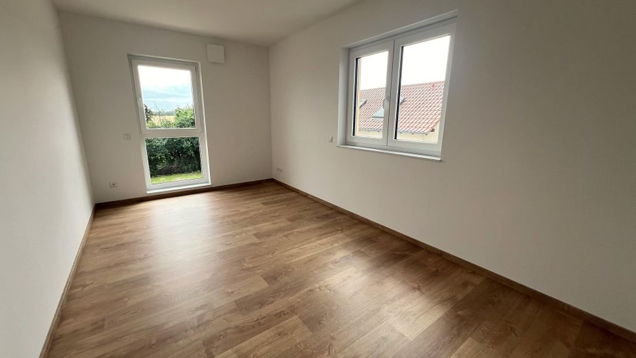 Ruhe mit Blick über Felder: Exklusives wohngesundes Plusenergie-Doppelhaus, S-Bahn fußläufig – Zimmer 2 OG