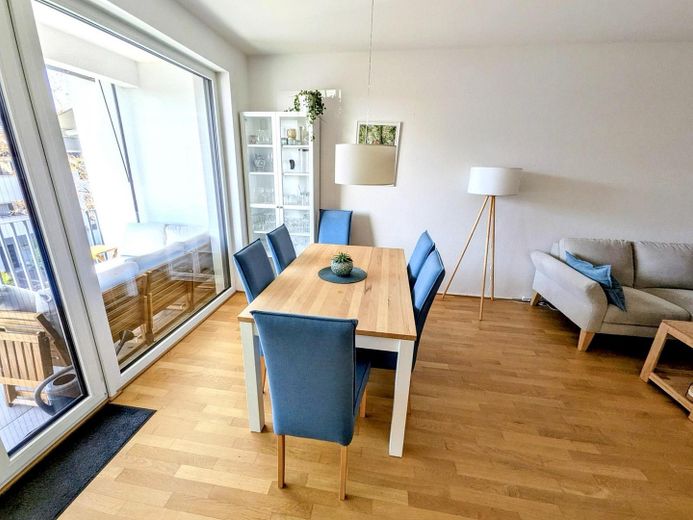 Moderne, helle und energieeffiziente 4-Zimmer-Wohnung mit Tiefgaragenstellplatz und Loggia – Essbereich