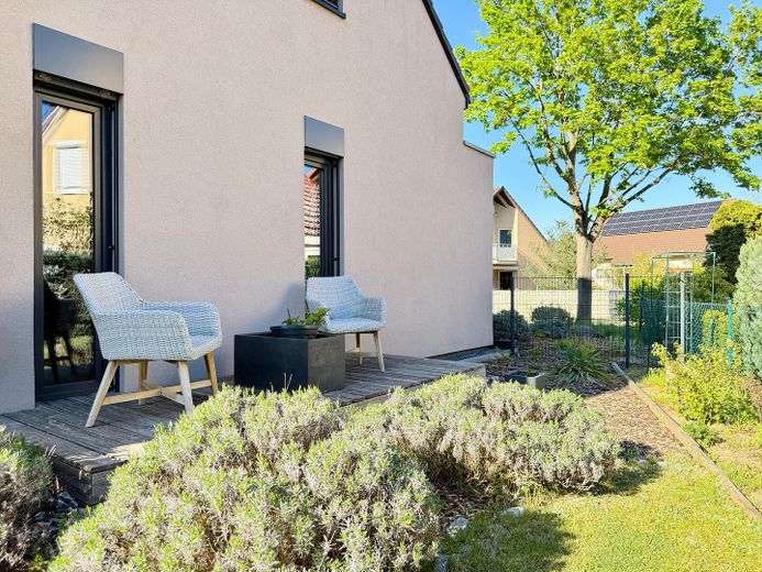 NEU: Familiengerechtes EFH, umfassend modernisiert, mit großen Garten | provisionsfrei – seitliche Terrasse