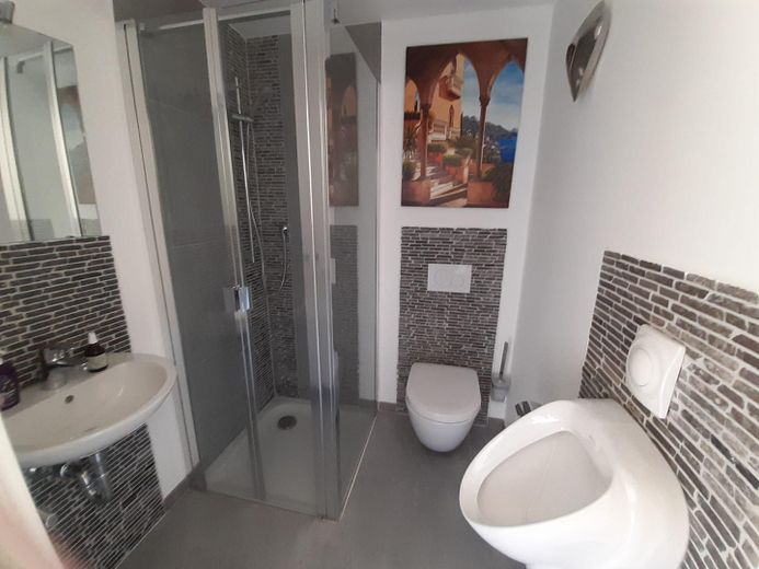 Modernes, zukunftsicheres Effizienzhaus - Wohnen, Arbeiten oder Vermieten - unverbaubare Aussicht – Badezimmer Dusche/WC UG