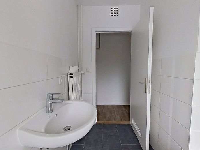 Moderne 3-Zimmer-Wohnung mit EBK und Wannenbad – Ansicht II: Bad