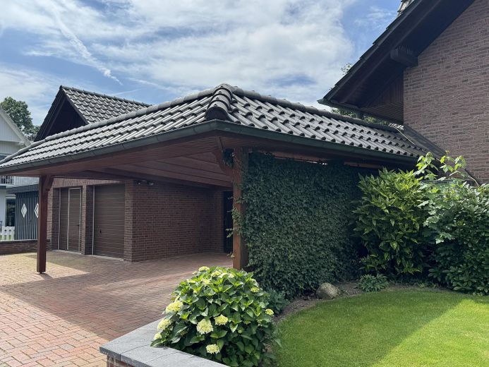 Großzügige 5-Zimmer-Wohnung mit Hausgefühl, 2 Balkonen, Doppelcarport & Garage – Foto 2