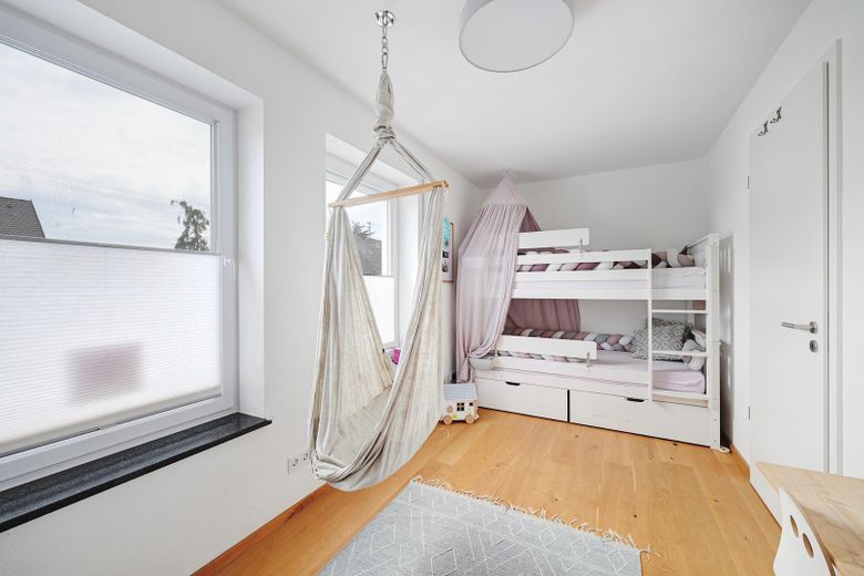 Neuwertige Doppelhaushälfte mit exklusiver Ausstattung, PV-Anlage und sonnigem Südwestgarten – Großes Kinderzimmer