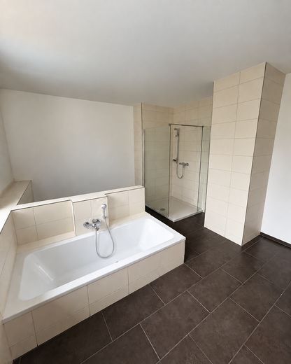 Чудова 4-кімнатна квартира | 135 м² | Балкон | 2 ванні кімнати | Вбудована кухня | Сад – Badezimmer