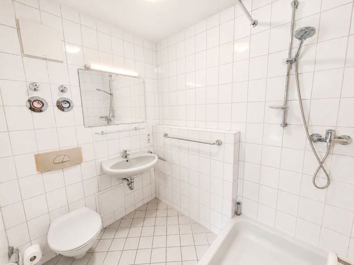 BEZUGSFREIES APPARTMENT IN BESTLAGE VON PLAUEN – Bad