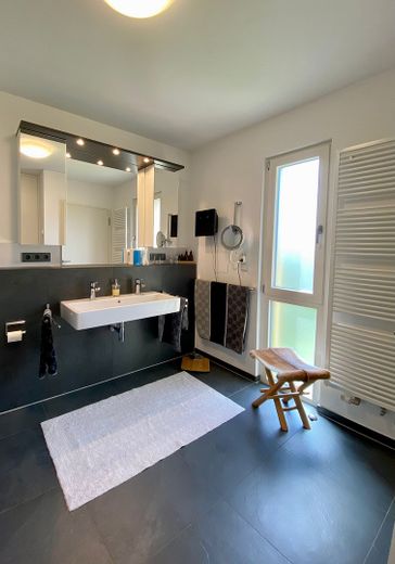 Bestens ausgestattete Maisonette-Wohnung (ca. 185 m², mit Einbauküche) in ruhiger Citylage von Bühl! – Eltern-Bad / 1. OG