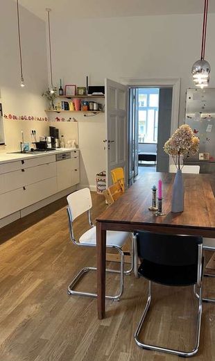 Tolle 4 Zimmer Altbauwohnung in Kreuzberg mit Wohnküche nahe Paul-Lincke Ufer, Südbalkon, Parkett – Wohnküche