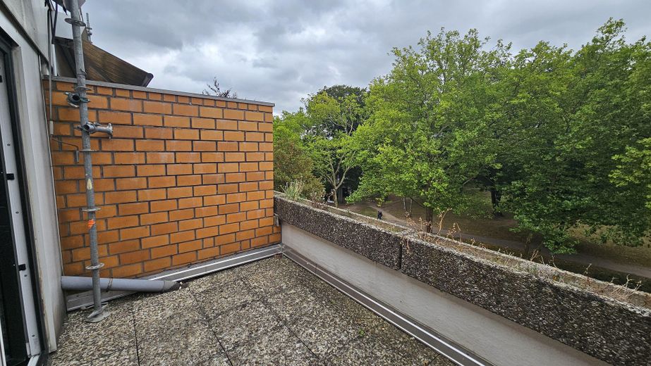 Zentrale 2 Zi.Wohnung · 62 m² · direkt am Bahnhof, ohne Zuglärm · Balkon – Balkon