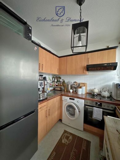 Attraktiv vermietete 3-ZKB Maisonette: Terrasse, Stellplatz, saniert mit neuem Dach und Fenstern – Küche 1.OG