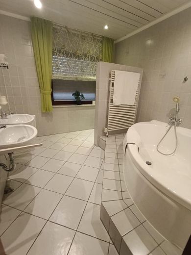 Großes Ein-/Mehrgenerationenhaus mit Garten (175 m² Wohnfläche / 573 m² Grundstück) – Bad OG