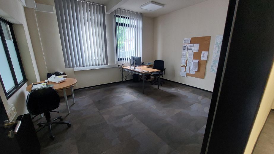 Retail space with workshop and open area in Reutlingen (formerly Enterprise Rent a Car) – Büro Filialleiter