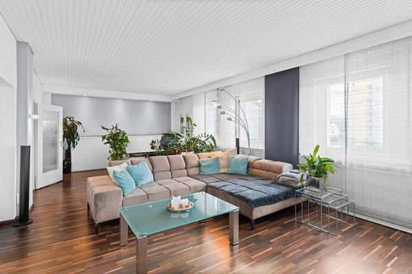 Appartement moderne de 2,5 pièces à Großreuth bei Schweinau avec cuisine équipée et garage