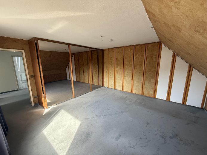 Zadbany dom jednorodzinny w stylu dziedzińca ogrodowego, zapewniający dużą prywatność – zmodernizowany i gotowy do zamieszkania – Großes Elternschlafzimmer
