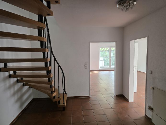 Rara opportunità nel Kreuzviertel: appartamento su due livelli, ca. 145 m², 4 locali, balcone – senza provvigione – 2. OG_Diele (1)