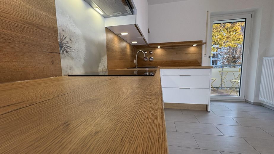 Neue EBK m. Zugang z. Balkon