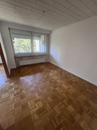Frisch renovierte 75 m²-Wohnung mit Balkon, Aufzug & EBK in Hannover-Bothfeld-Vahrenheide – Wohnzimmer