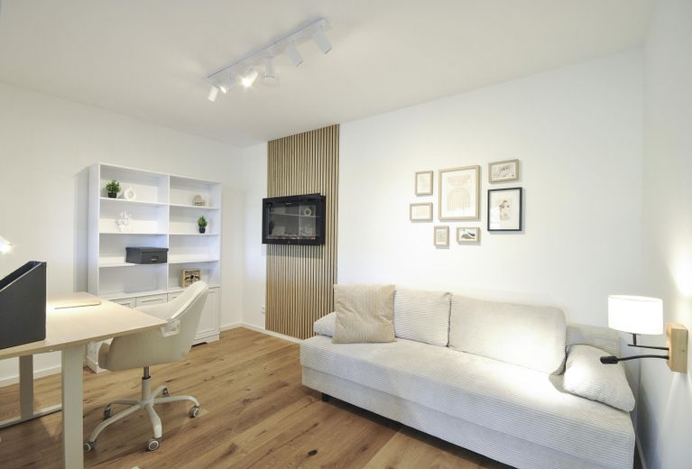 TOP RENOVIERTE UND KOMPLETT EINGERICHTETE 2,5-ZIMMER WOHNUNG IN SCHWABING WEST - PROVISIONSFREI – Home Office mit Kamin