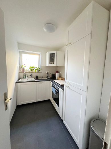 Provisionsfrei: 2-Zi-Wohnung in Rheinnähe mit modernisiertem Bad & Perspektive zur Eigennutzung – Küche