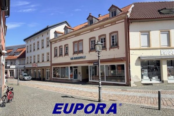 EUPORA® Immobilien: Edificio residencial/comercial bien cuidado en el casco antiguo de Kirchheimbolanden.