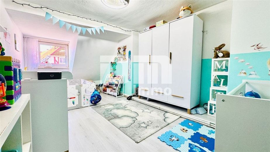 Vollvermietetes Wohn- und Gewerbeensemble: 3 Wohnungen + 2 Gewerbeeinheiten – WE3 DG Schlafzimmer / Kind