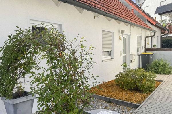 Vivere su un unico livello – bifamiliare ben tenuta con un bel giardino