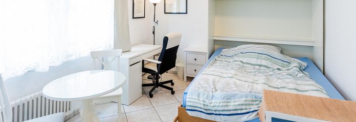 Voll möbliertes 1-Zimmer-Apartment in Sachsenhausen – 999 € all-inclusive, sofort frei – Wohnraum mit Bett und Essplatz