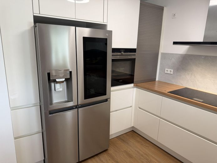 Apartamento de 3 habitaciones como nuevo (año de construcción 2021) con balcón de 15 m², aire acondicionado y plaza de garaje subterráneo – Einbauküche inkl. Side-by-Side