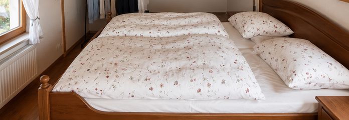 DHH+Bungalow zu Vermieten – Schlafzimmer Haupthaus