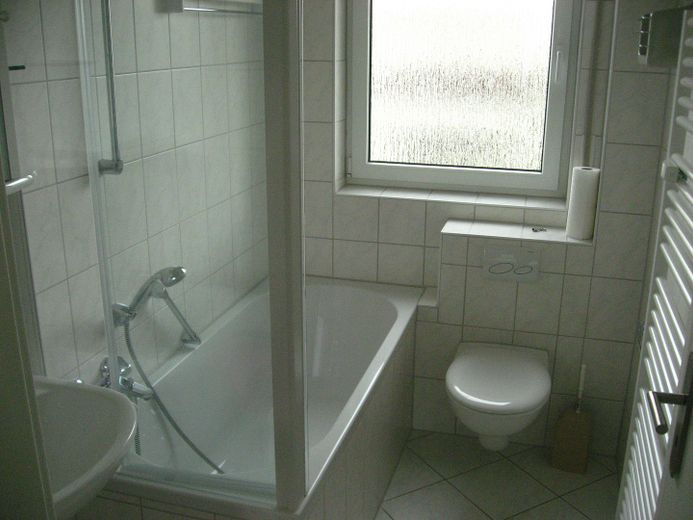 4-Familienhaus in Top-Lage von Oberursel – solide Kapitalanlage mit Mietsteigerungspotenzial – Bäder EG/1.OG/2.OG