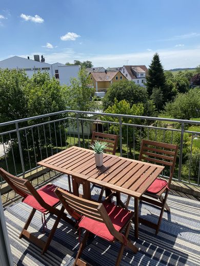 Ekskluzywne 1-pokojowe mieszkanie z pięknym balkonem i dobrym połączeniem komunikacyjnym – Balkon mit Blick ins Grüne