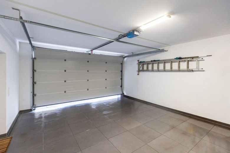 Architektenbungalow mit Split-Level-Bauweise, klarer Formensprache und freiem Landschaftsblick! – Garage